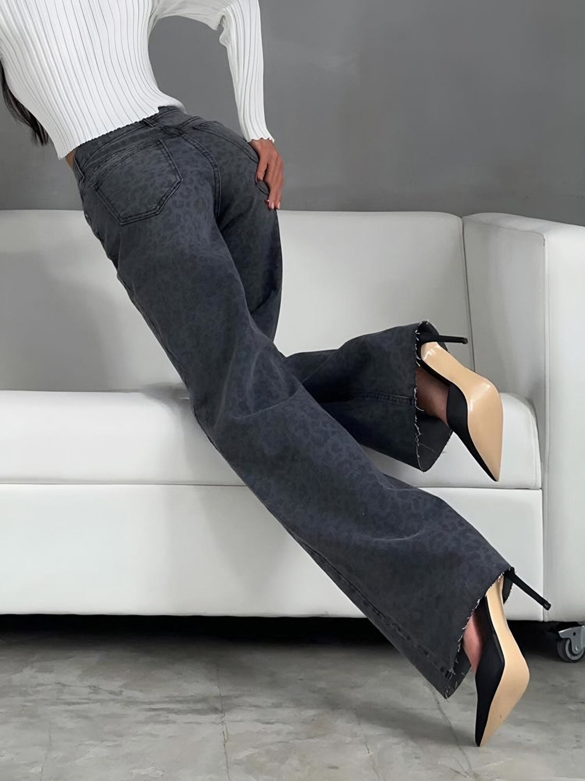 Jeansy jeansowe z nadrukiem w panterkę - modne szare spodnie damskie rozszerzane