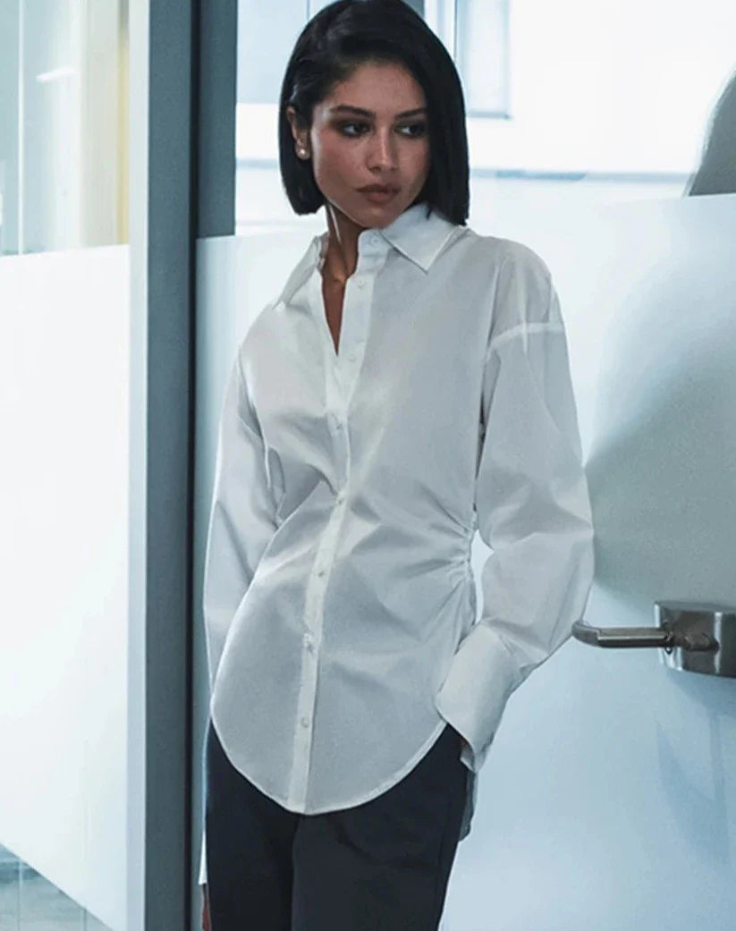 Biała dopasowana bluzka z długimi rękawami