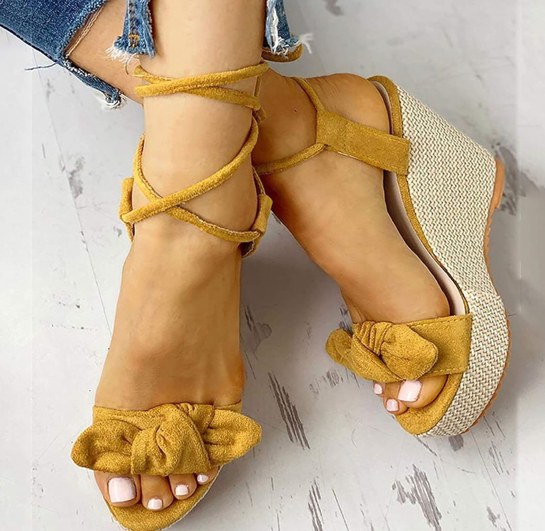 Żółte sandały na koturnie z ozdobnym kokardką