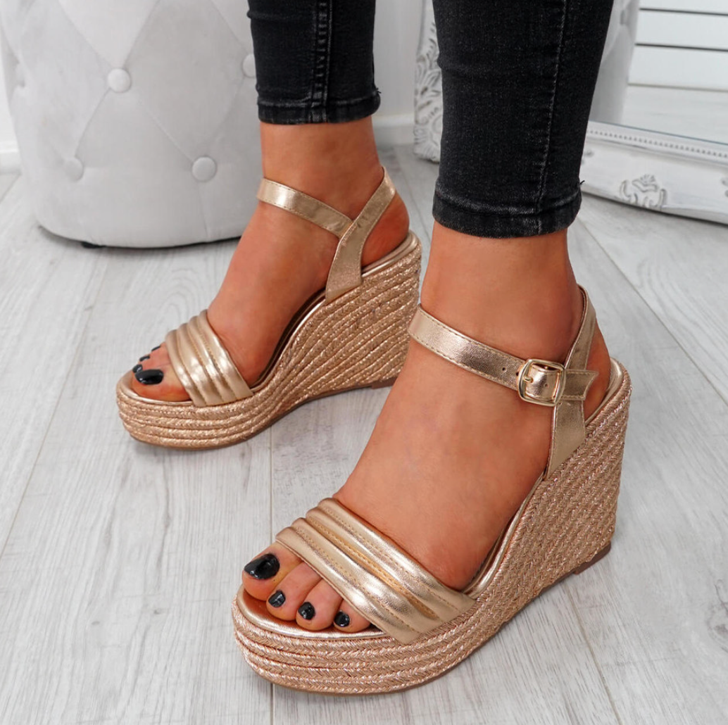 Złote sandały na koturnie