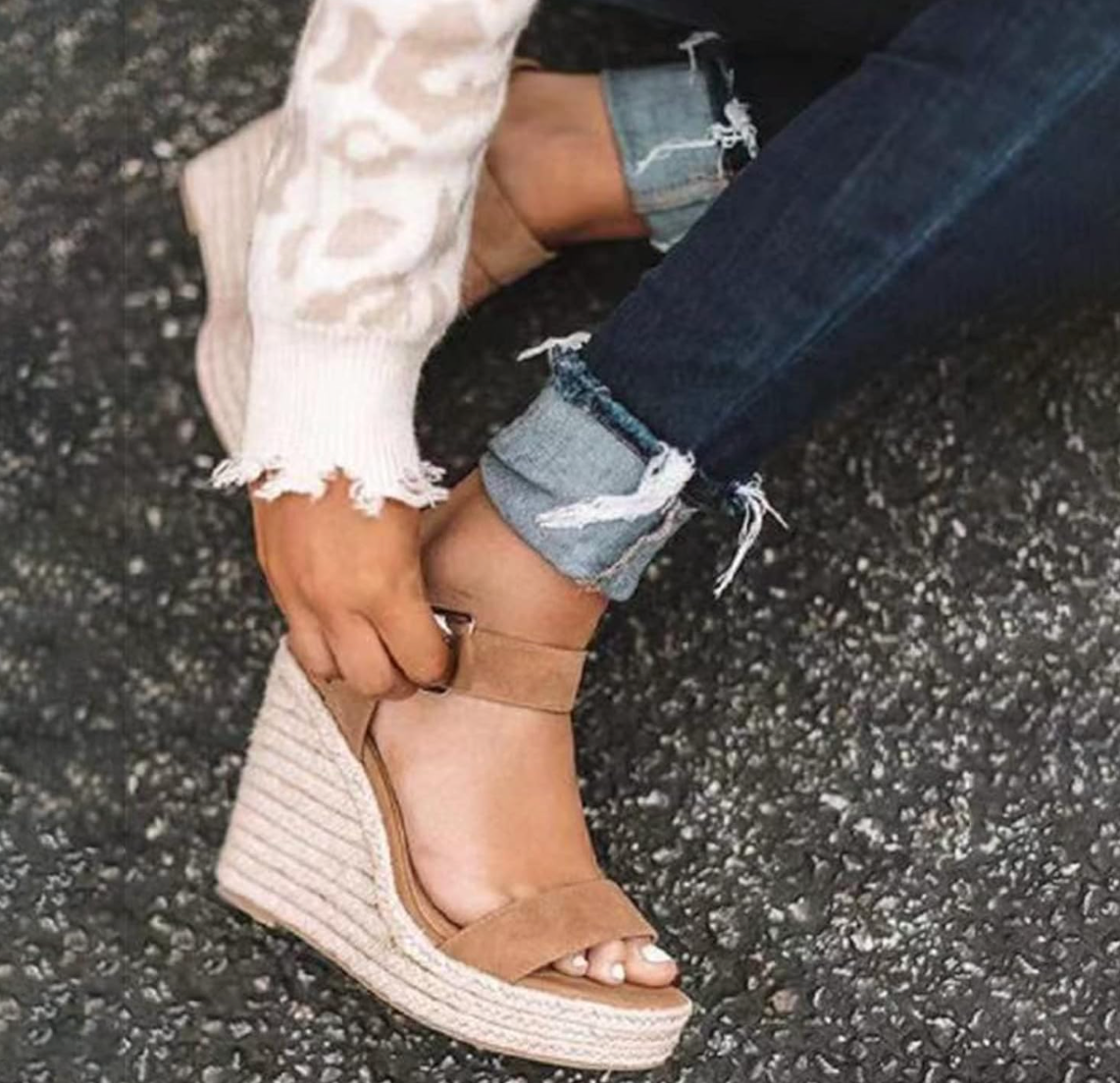 Beżowe sandały na koturnie z klamrą