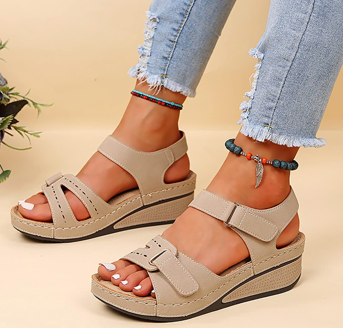 Beżowe sandały na koturnie z zapięciem na rzep