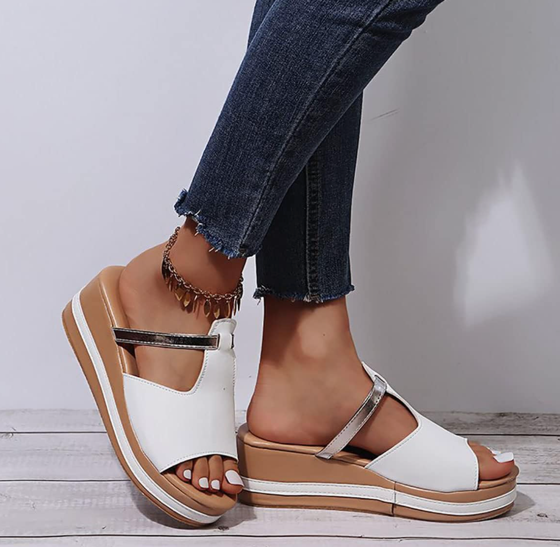 Białe sandały na koturnie