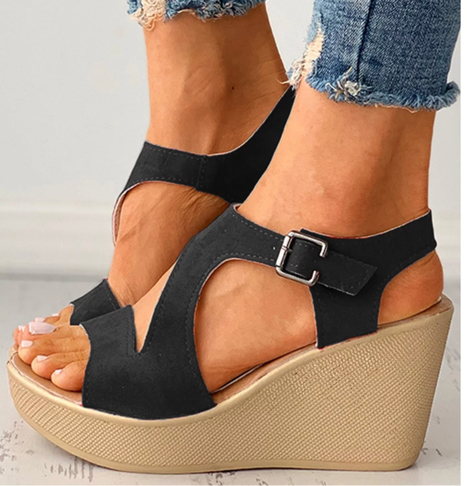 Czarne sandały na koturnie z zapięciem na klamrę