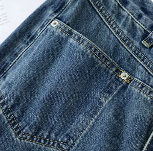 Szerokie jeansy boyfriend – stylowe niebieskie jeansy na luźny look