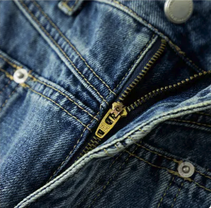 Szerokie jeansy boyfriend – stylowe niebieskie jeansy na luźny look