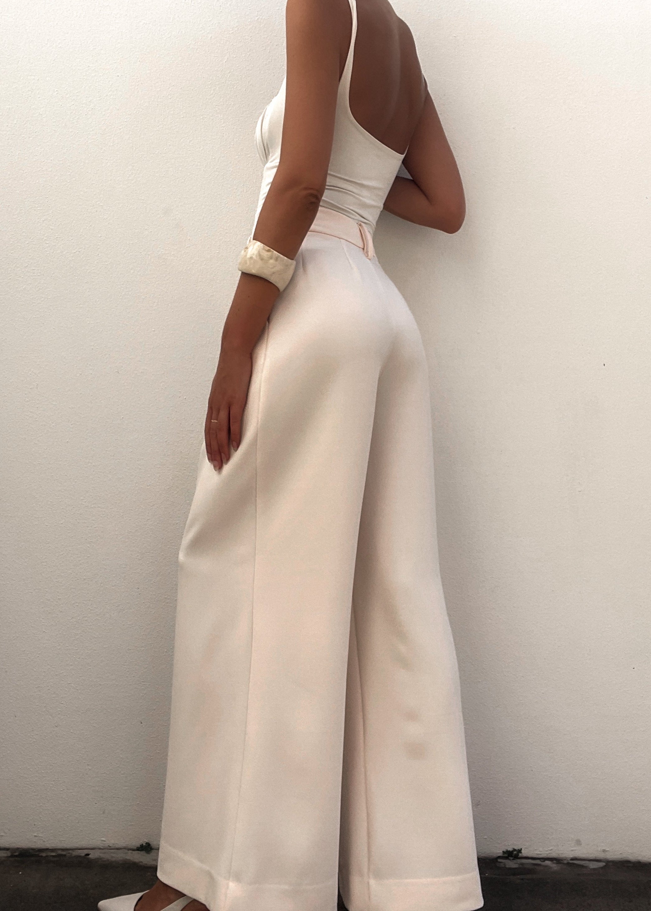 Spodnie damskie z szerokimi nogawkami w eleganckim beżu – szyte na miarę do biura lub na wieczór