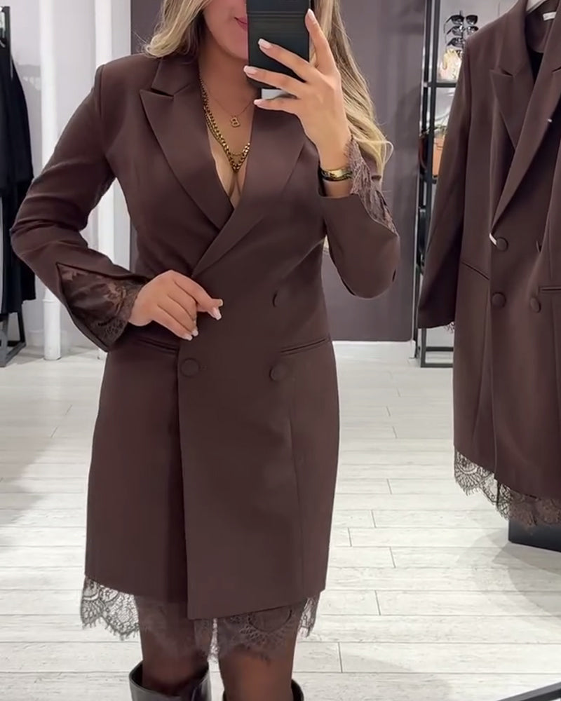 Sukienka z dekoltem w serek i kontrastowymi kieszeniami do pracy