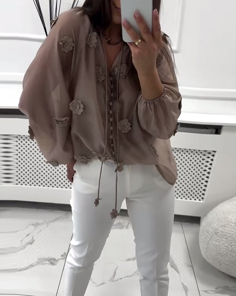 Bluzka z kwiatowym wzorem 3D w jednolitym kolorze z zapięciem koronkowym