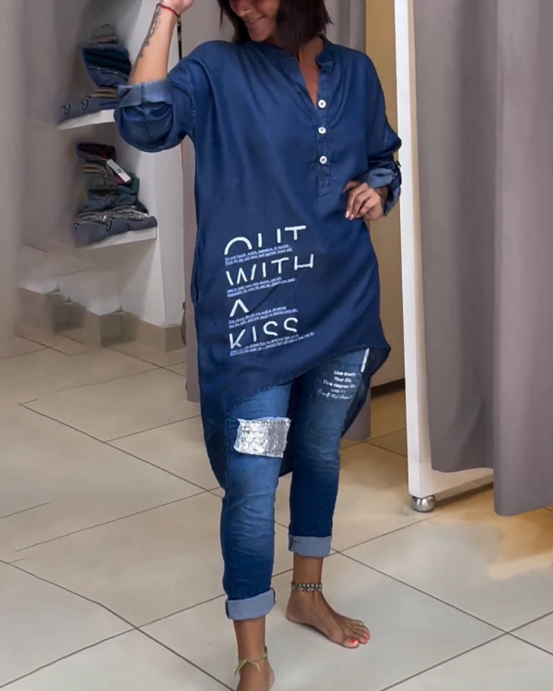 Top z nieregularnymi guzikami i nadrukiem liter