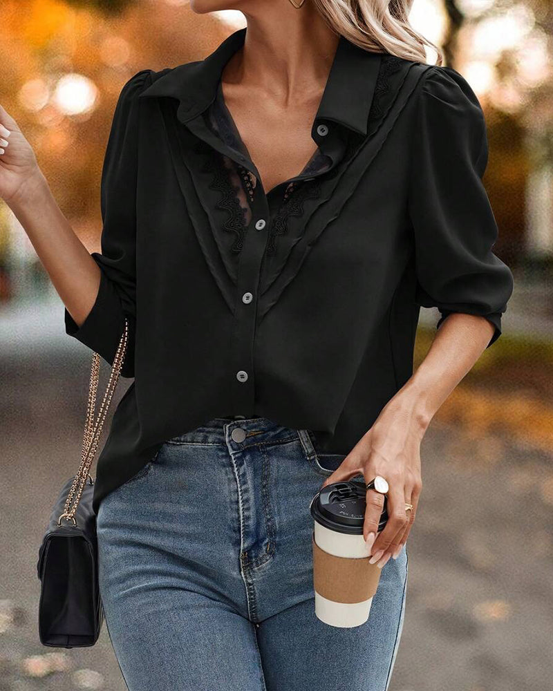 Bluzka z bufiastymi rękawami i koronką w stylu patchworkowym