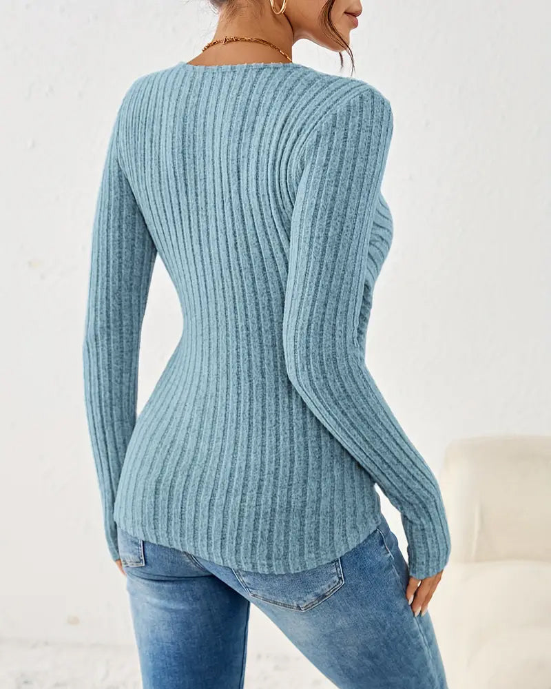 Top z dekoltem w serek i dopasowanym krojem