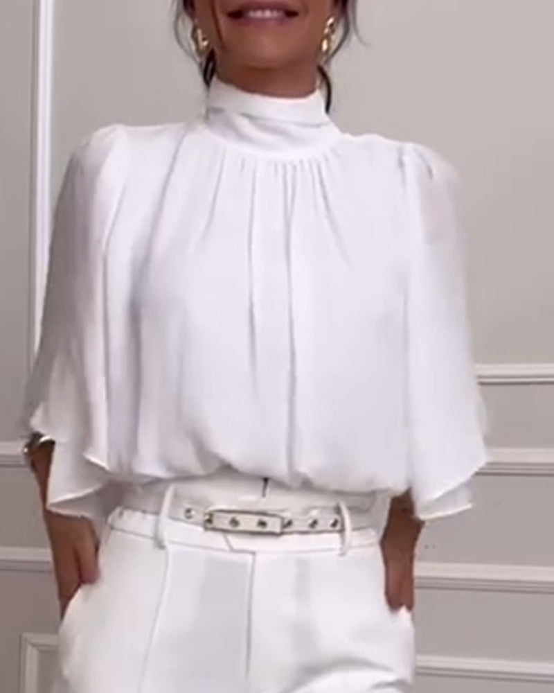 Prosta bluzka z wysokim kołnierzem i rękawami typu motyl