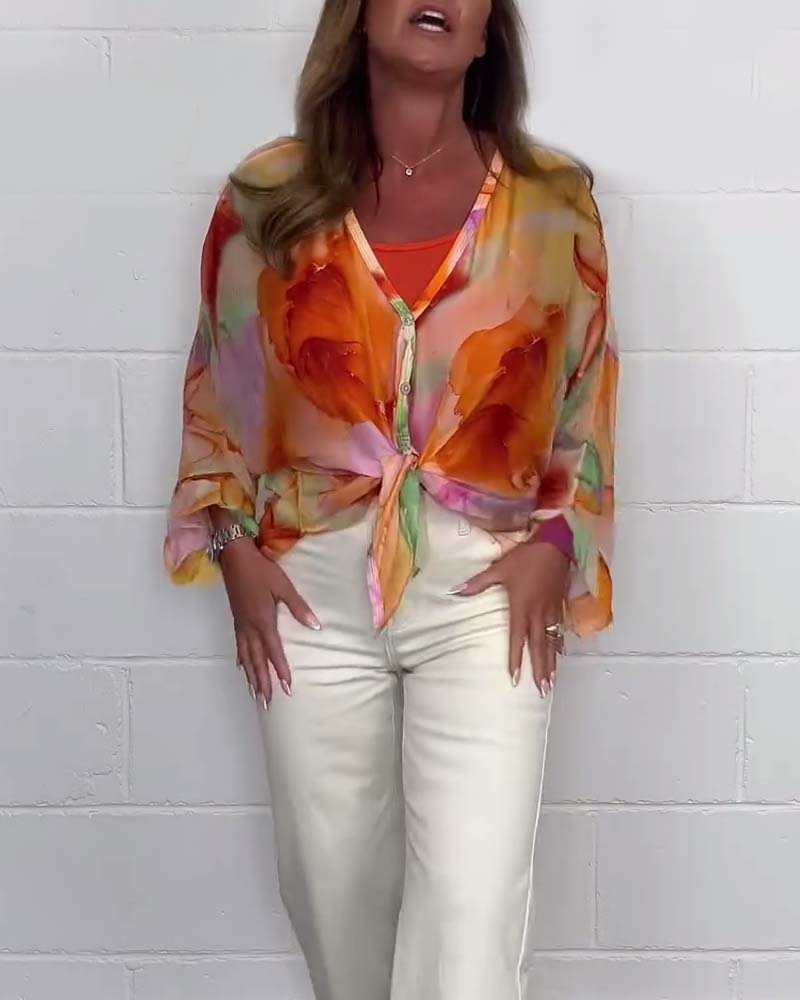 Bluzka casualowa z dekoltem w serek i długimi rękawami z nadrukiem