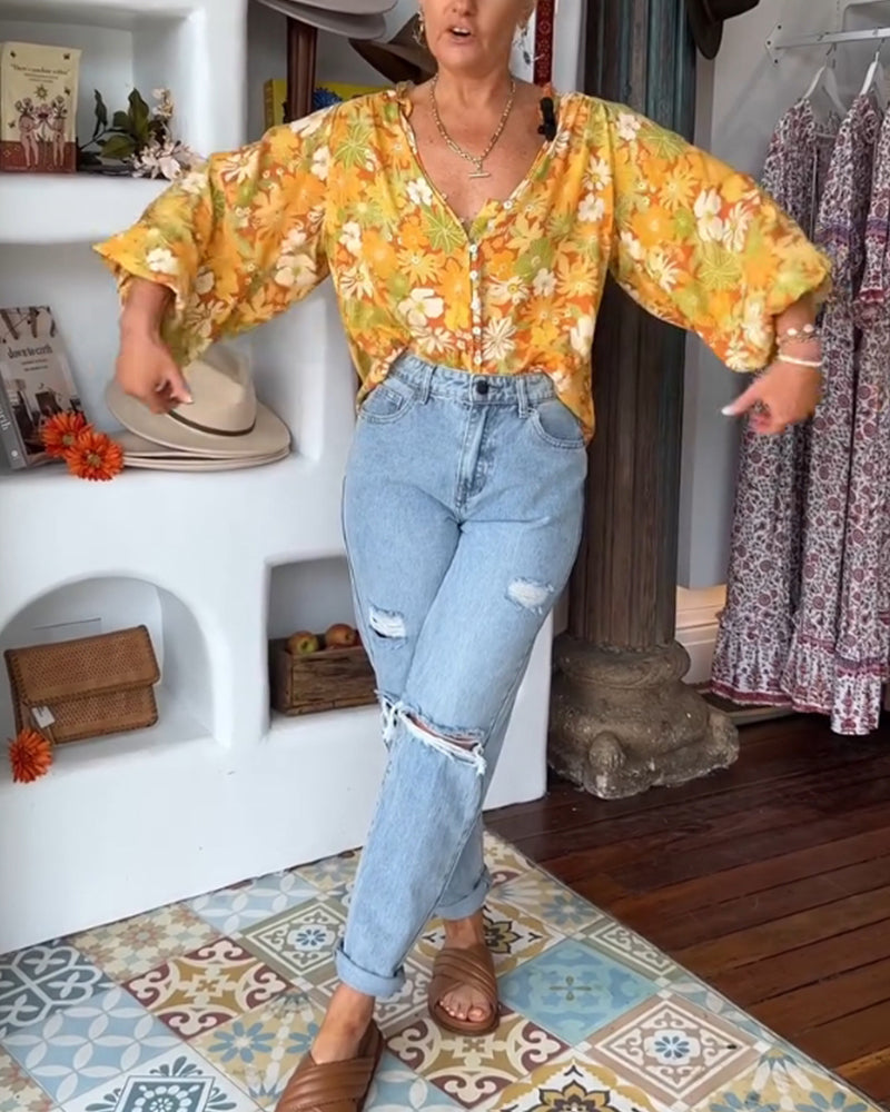 Bluzka z kwiatowym nadrukiem i dekoltem w serek