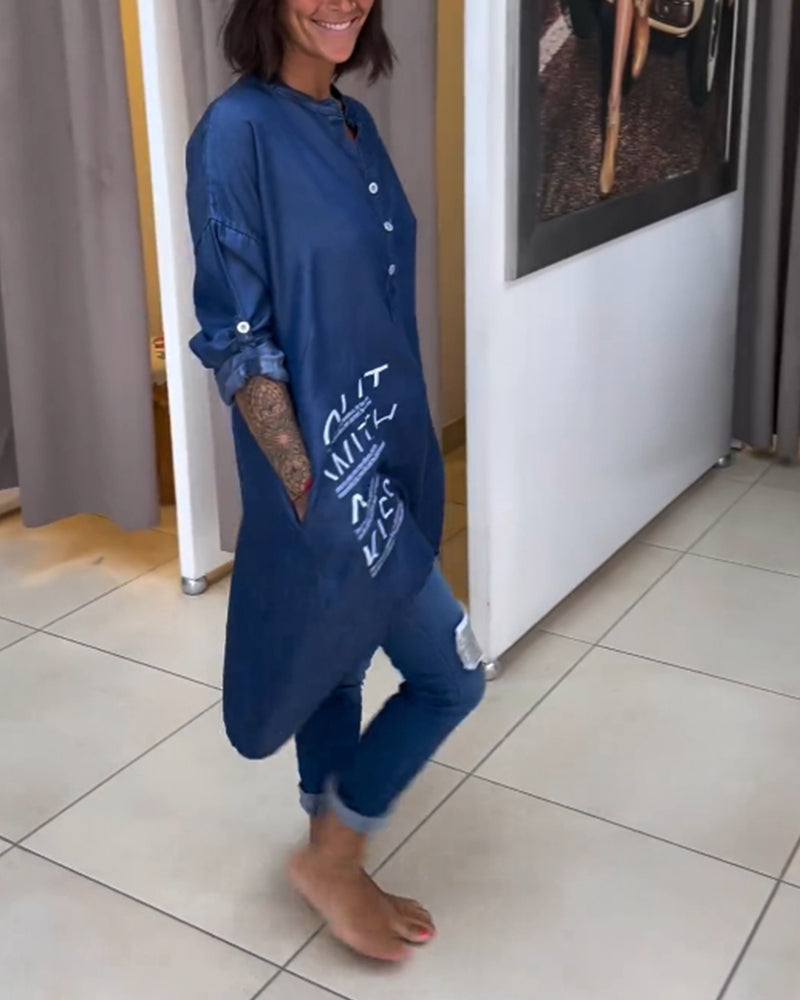 Top z nieregularnymi guzikami i nadrukiem liter