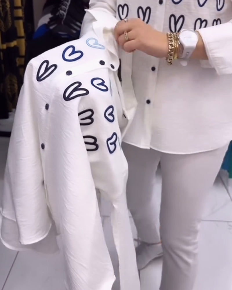 Koszula z prostymi guzikami i nadrukiem w serduszka