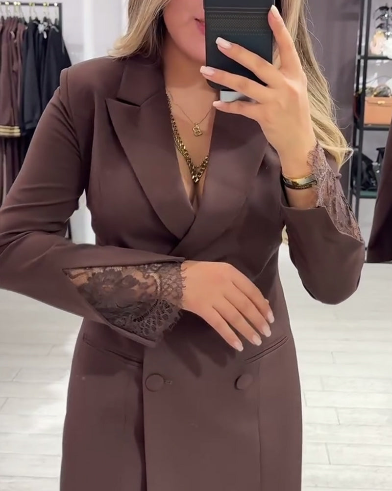 Sukienka z dekoltem w serek i kontrastowymi kieszeniami do pracy