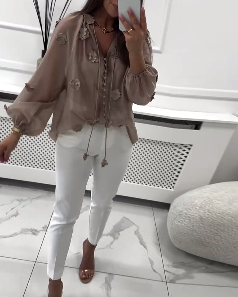 Bluzka z kwiatowym wzorem 3D w jednolitym kolorze z zapięciem koronkowym