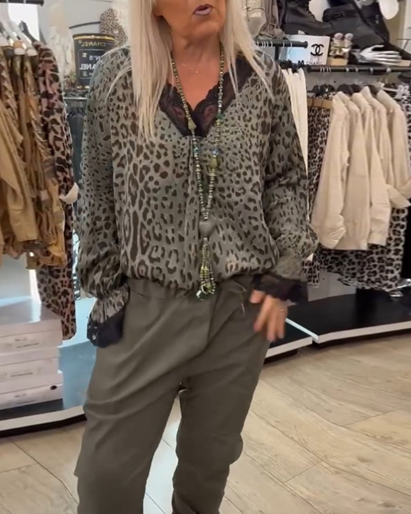 Modna bluzka z nadrukiem w panterkę, dekoltem w serek i koronkowymi łatkami