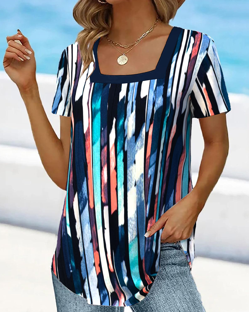 Koszulka z krótkim rękawem, szerokim kołnierzem i nadrukiem