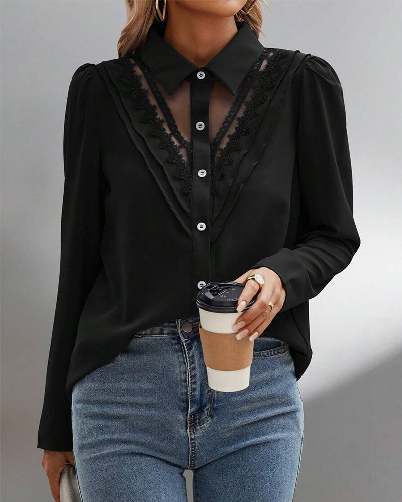 Bluzka z bufiastymi rękawami i koronką w stylu patchworkowym