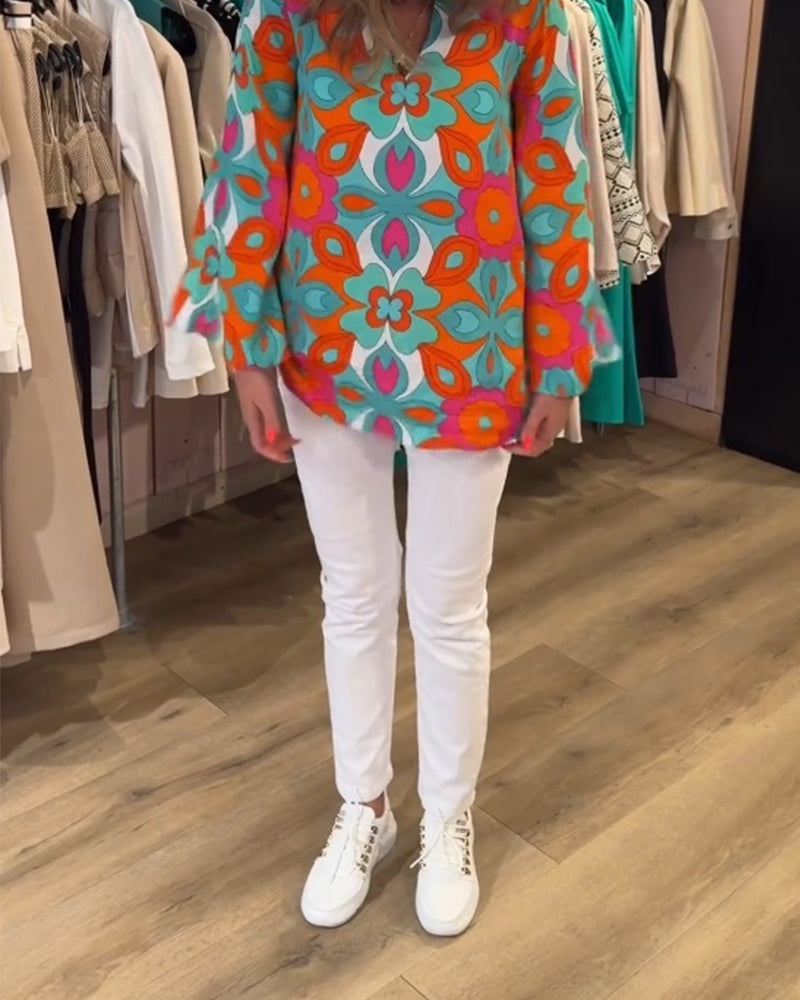 Bluzka o luźnym, uniwersalnym fasonie i nadrukach