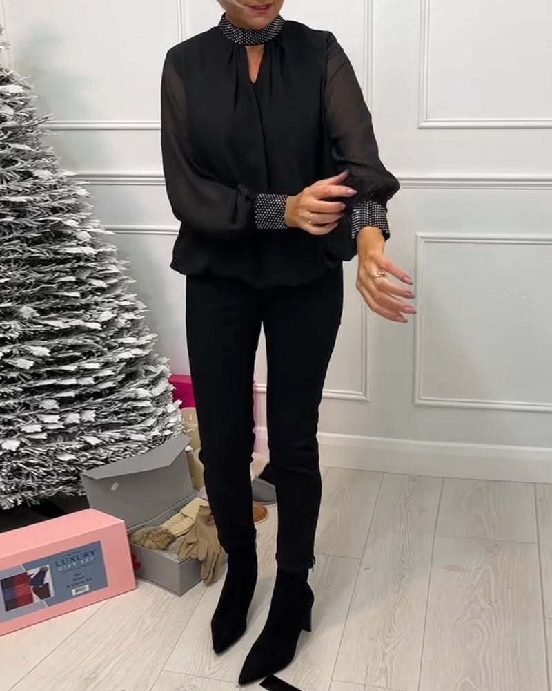 Modna bluzka w jednolitym kolorze ze stójką, łatkami i wycięciem