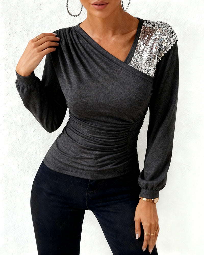 Top z cekinami i dekoltem w serek