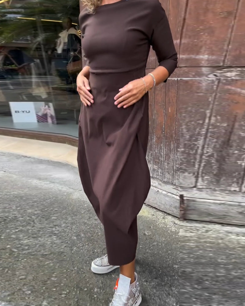 Prosta, jednokolorowa, elegancka sukienka z długim rękawem i kieszeniami