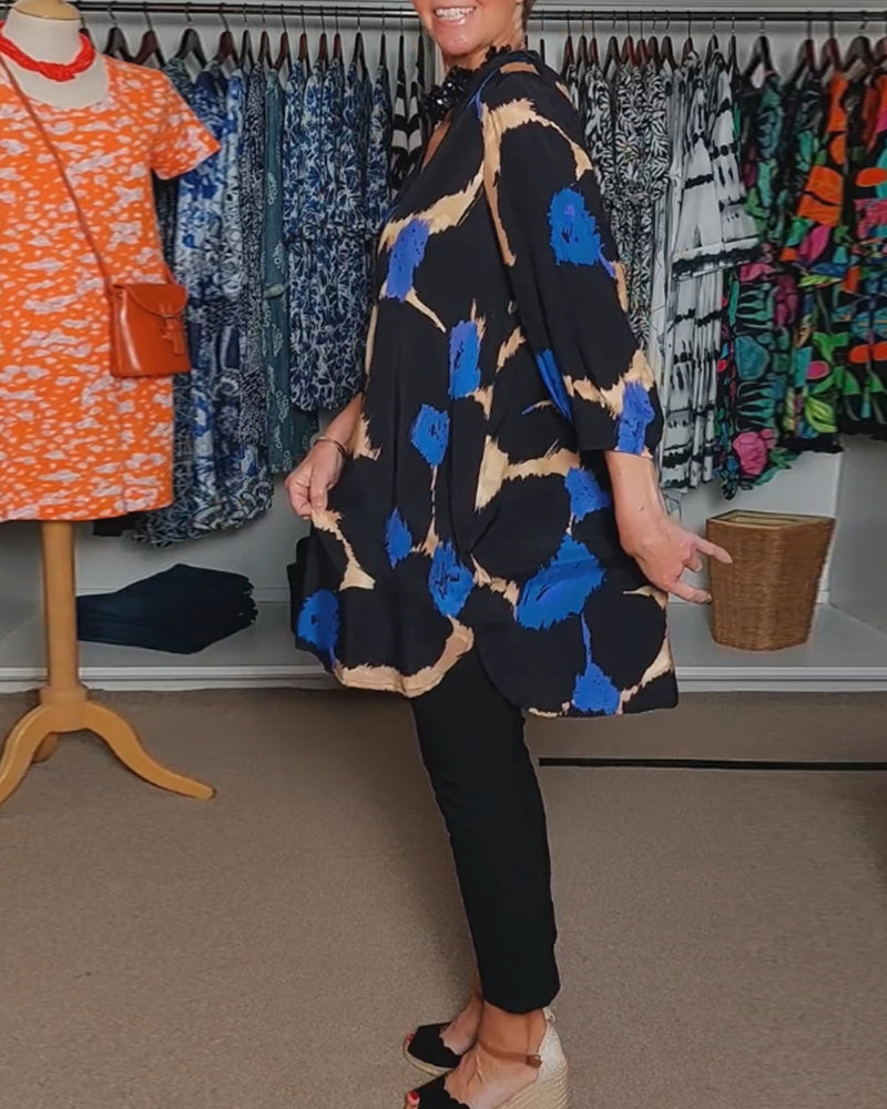 Bluzka na co dzień z kontrastowym nadrukiem, dekoltem w serek i długimi rękawami