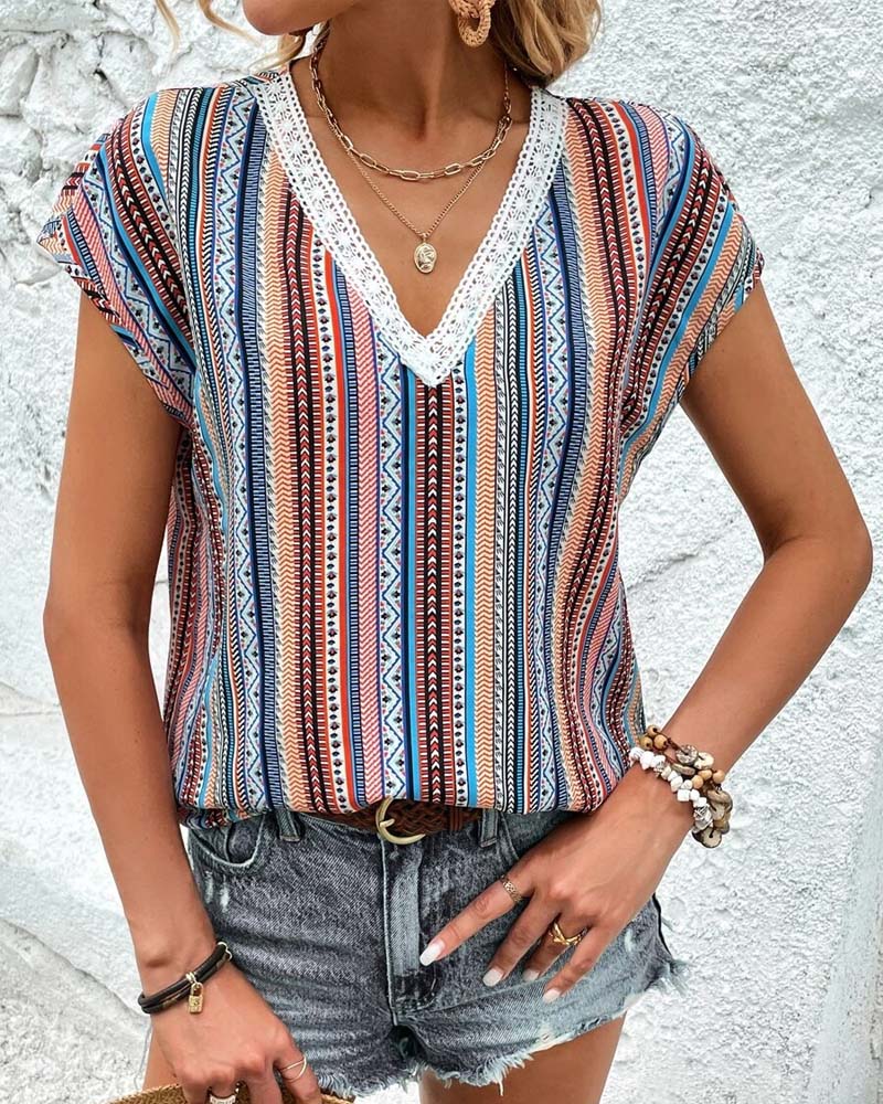 Kolorowa koronkowa koszulka z nadrukiem i dekoltem w serek