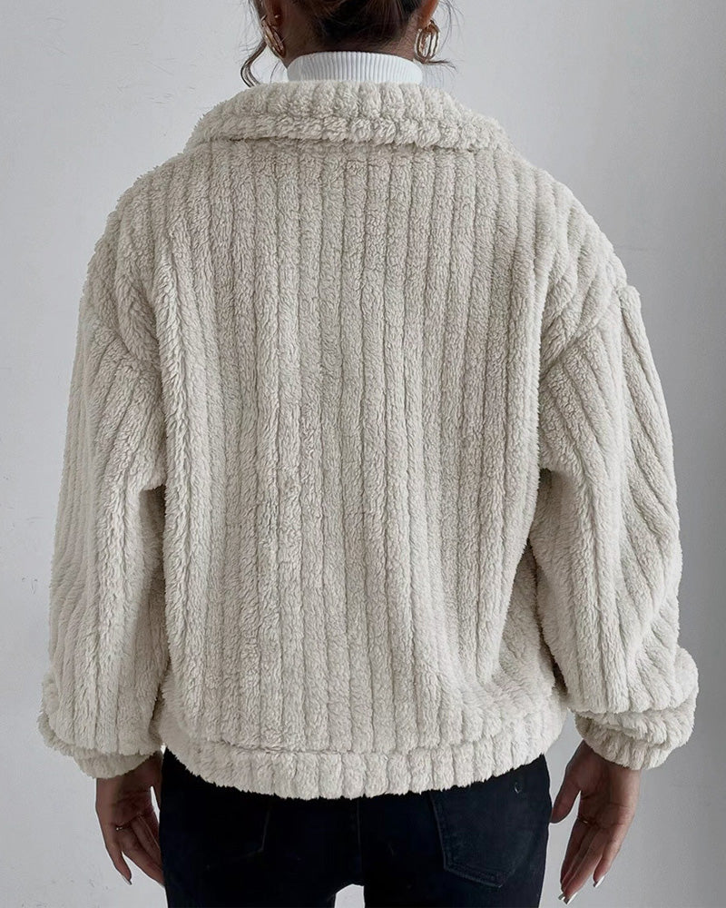 Luźna, jednokolorowa, gruba marynarka z guzikami na klapach i długimi rękawami