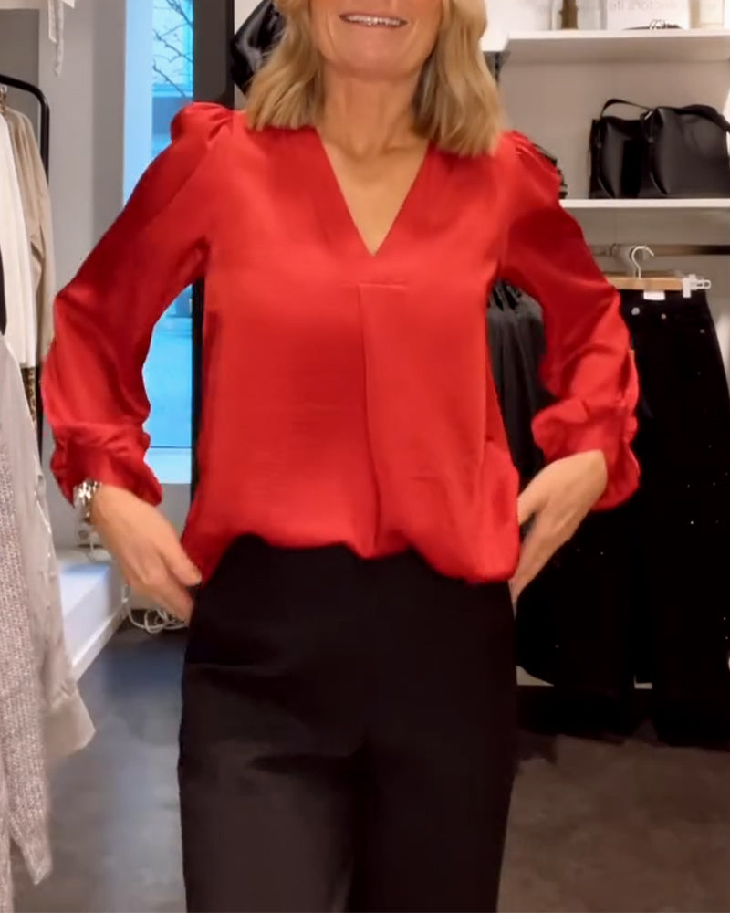 Bluzka z modnym dekoltem w serek i bufiastymi rękawami