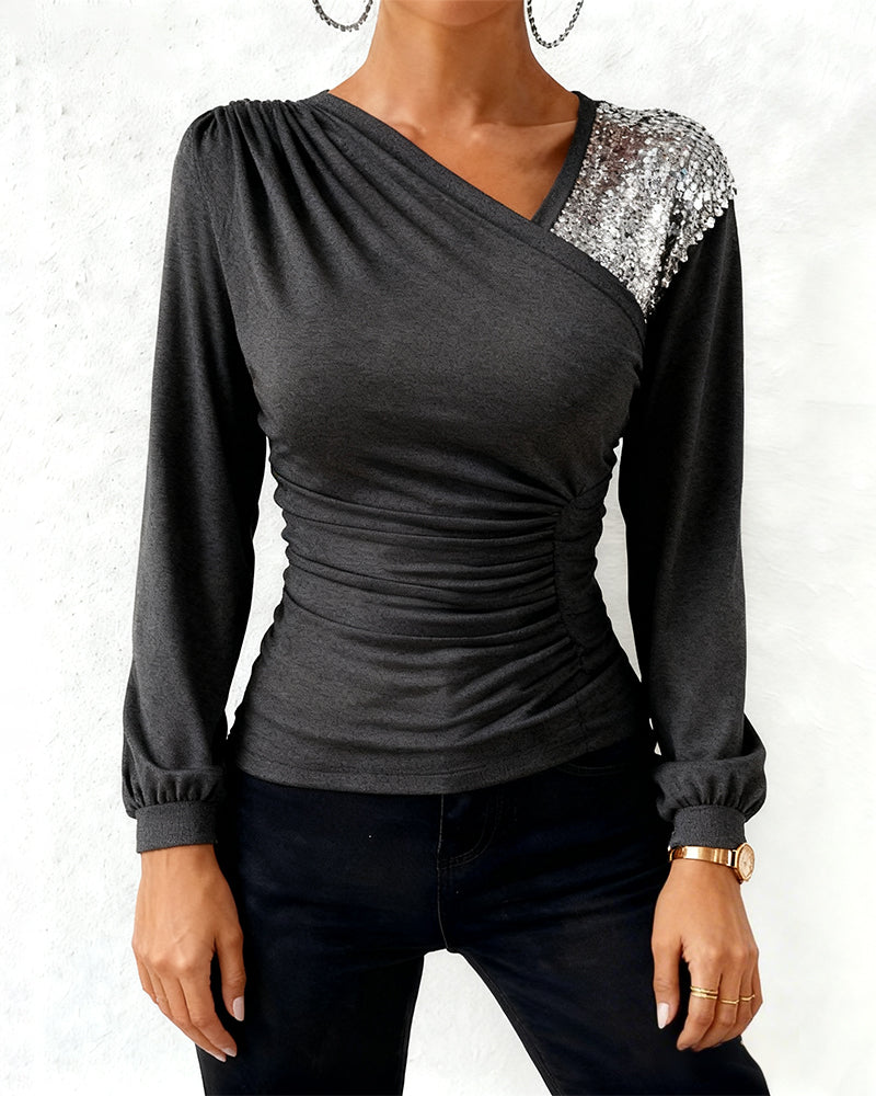 Top z cekinami i dekoltem w serek