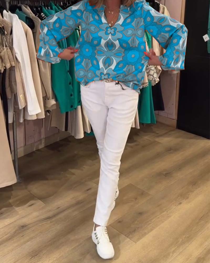 Bluzka o luźnym, uniwersalnym fasonie i nadrukach