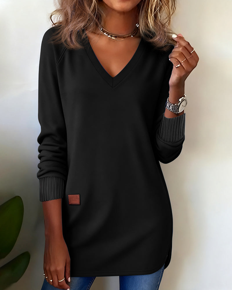 Bluza z kapturem z kołnierzykiem w serek i nowoczesnym stylem