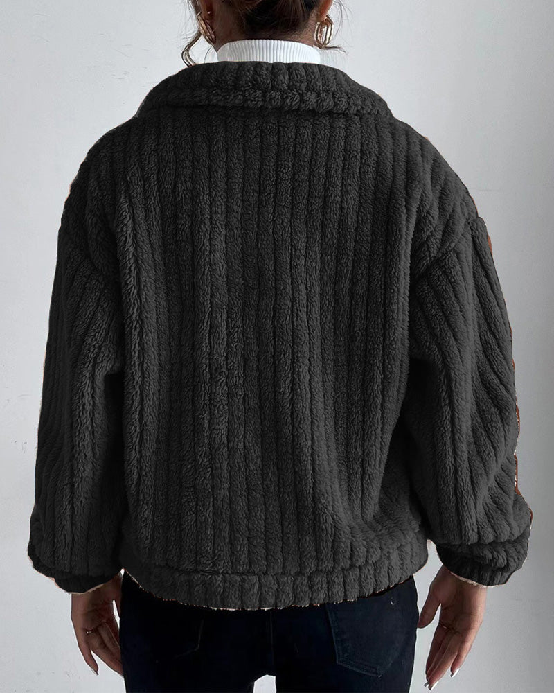 Luźna, jednokolorowa, gruba marynarka z guzikami na klapach i długimi rękawami