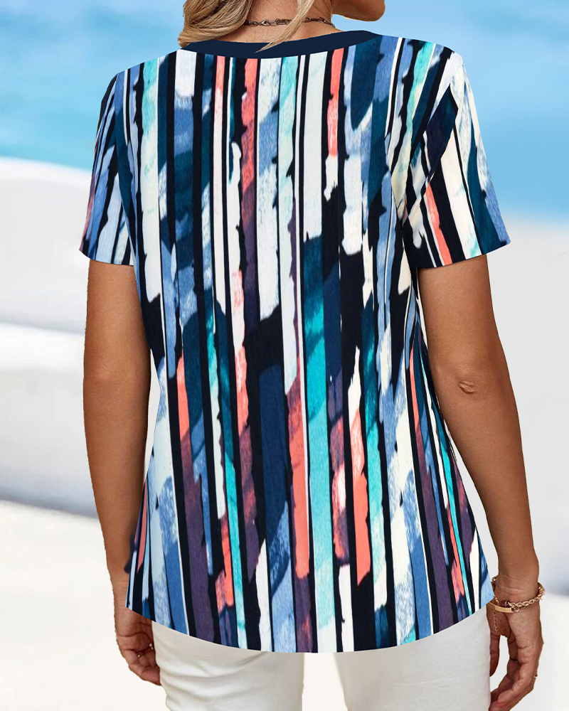 Koszulka z krótkim rękawem, szerokim kołnierzem i nadrukiem