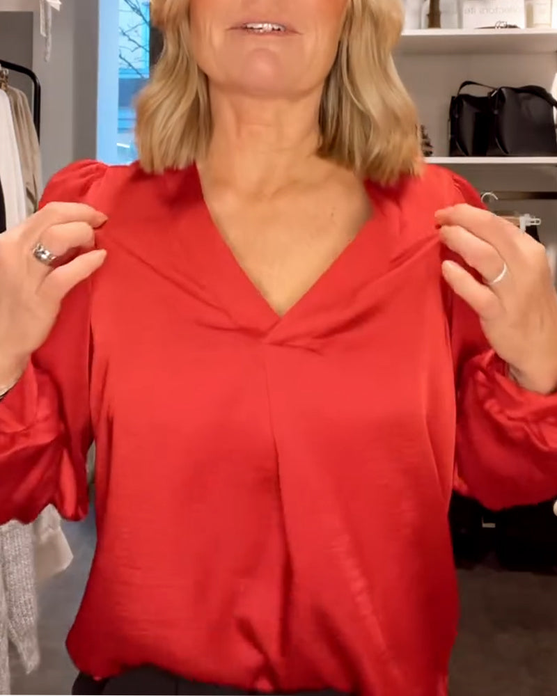 Bluzka z modnym dekoltem w serek i bufiastymi rękawami