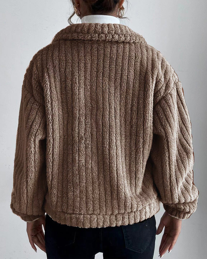 Luźna, jednokolorowa, gruba marynarka z guzikami na klapach i długimi rękawami