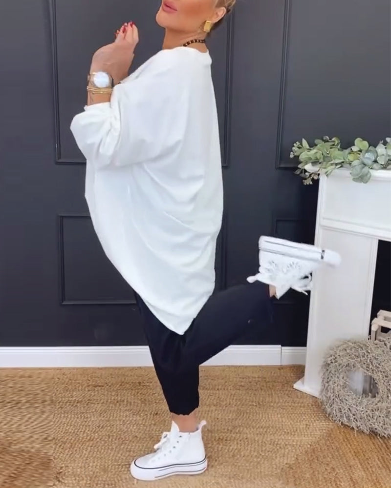 Top z okrągłym dekoltem i nieregularnym nadrukiem liter