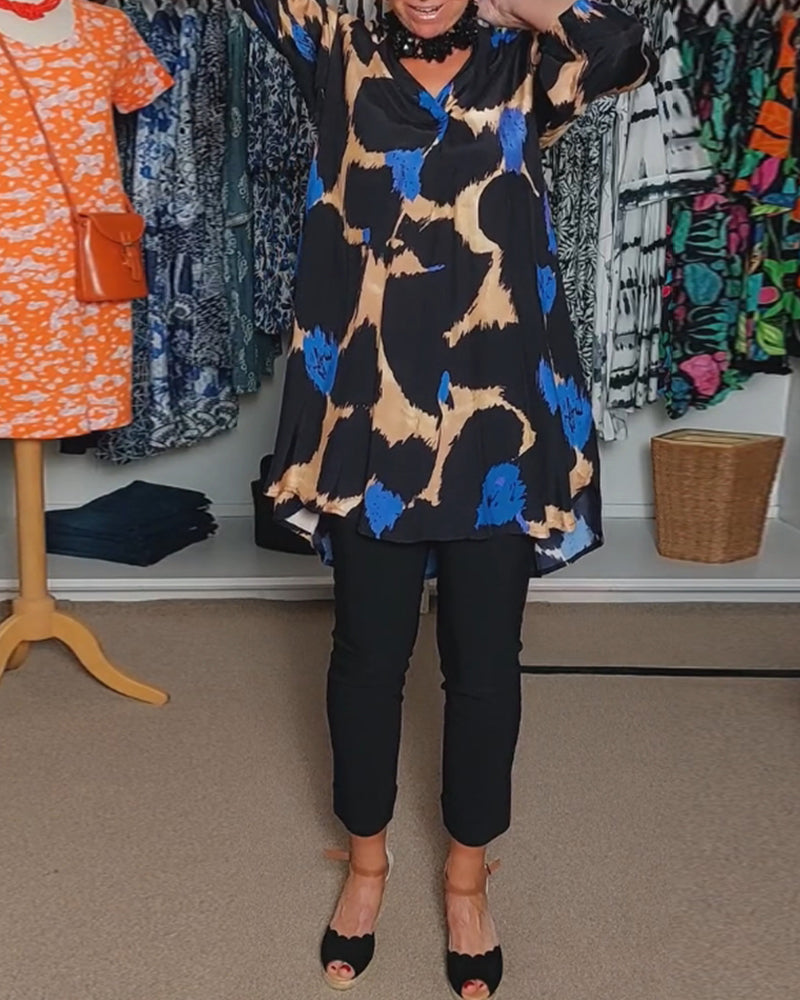 Bluzka na co dzień z kontrastowym nadrukiem, dekoltem w serek i długimi rękawami