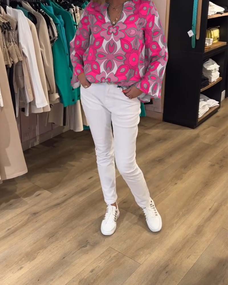 Bluzka o luźnym, uniwersalnym fasonie i nadrukach