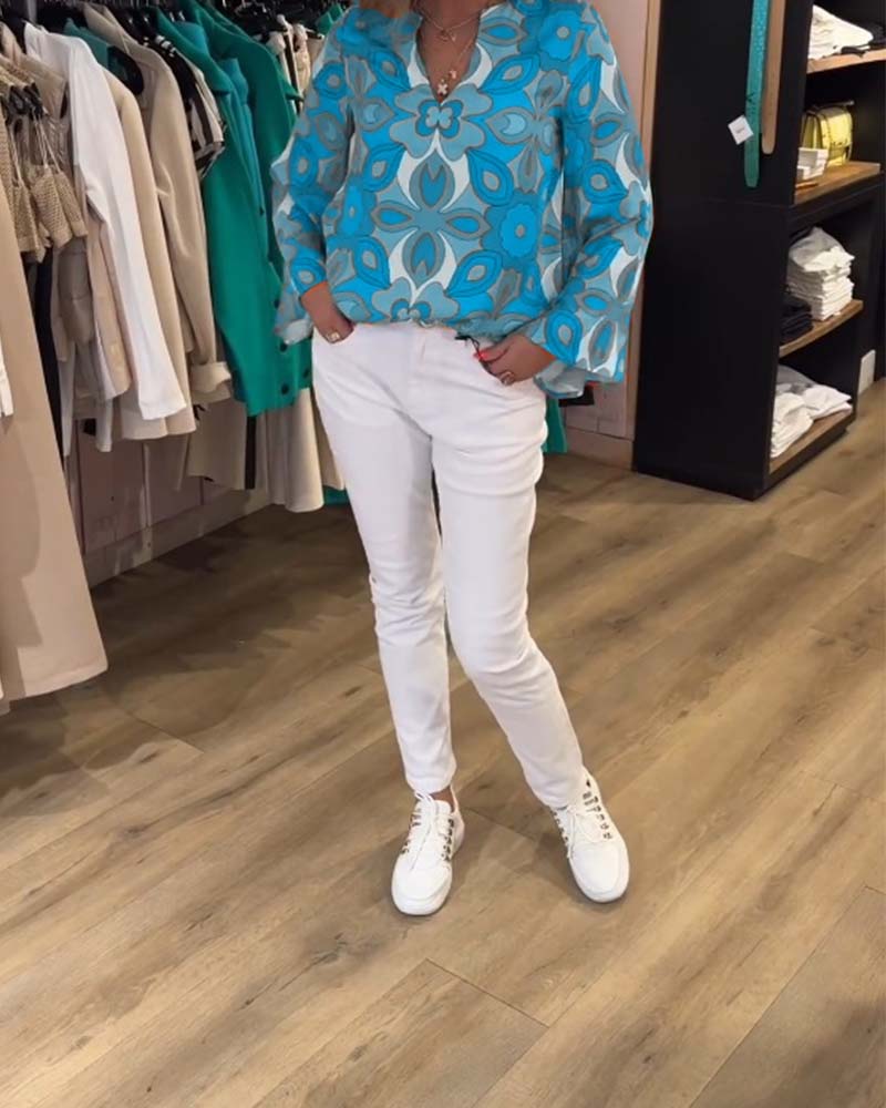 Bluzka o luźnym, uniwersalnym fasonie i nadrukach