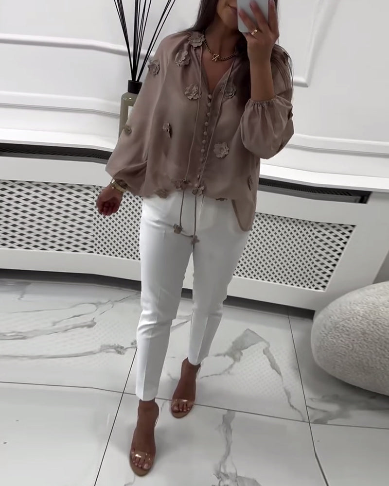 Bluzka z kwiatowym wzorem 3D w jednolitym kolorze z zapięciem koronkowym