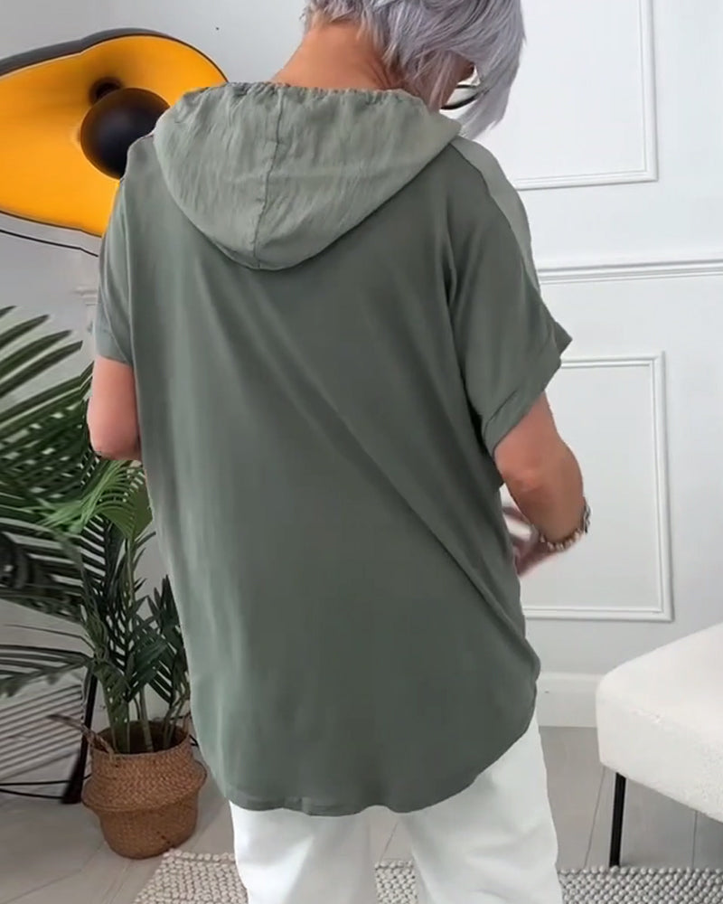 Luźna bluzka z krótkim rękawem i nadrukiem kwiatowym z kapturem