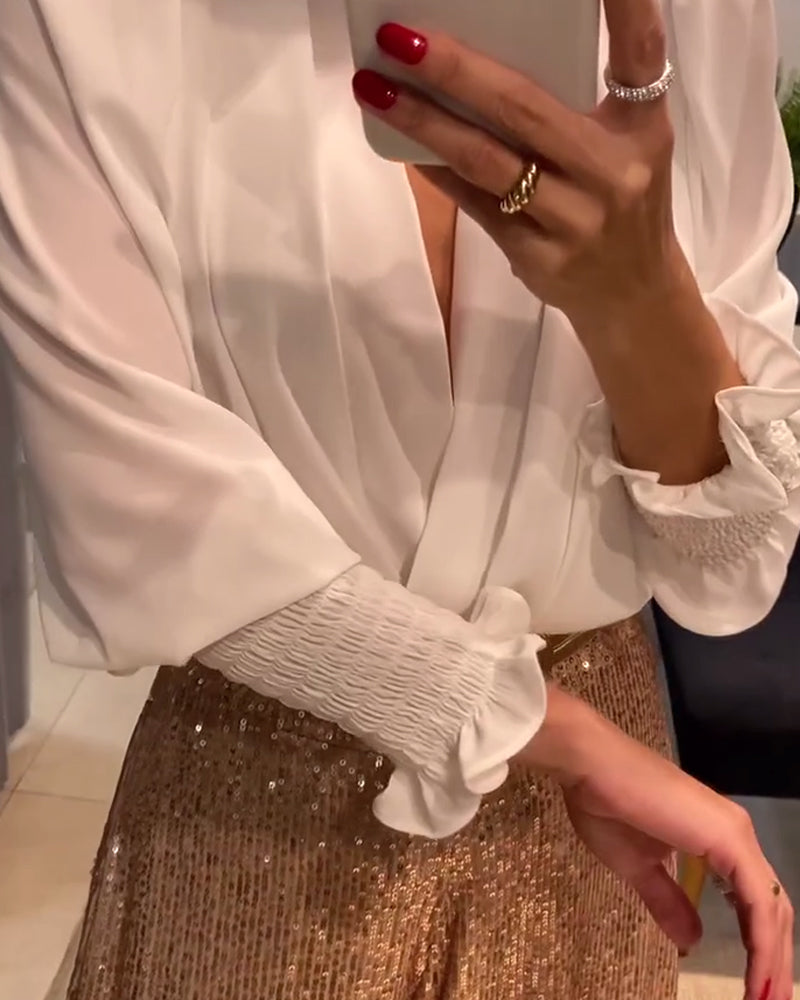 Elegancka bluzka z dekoltem w serek i rękawami typu lampion