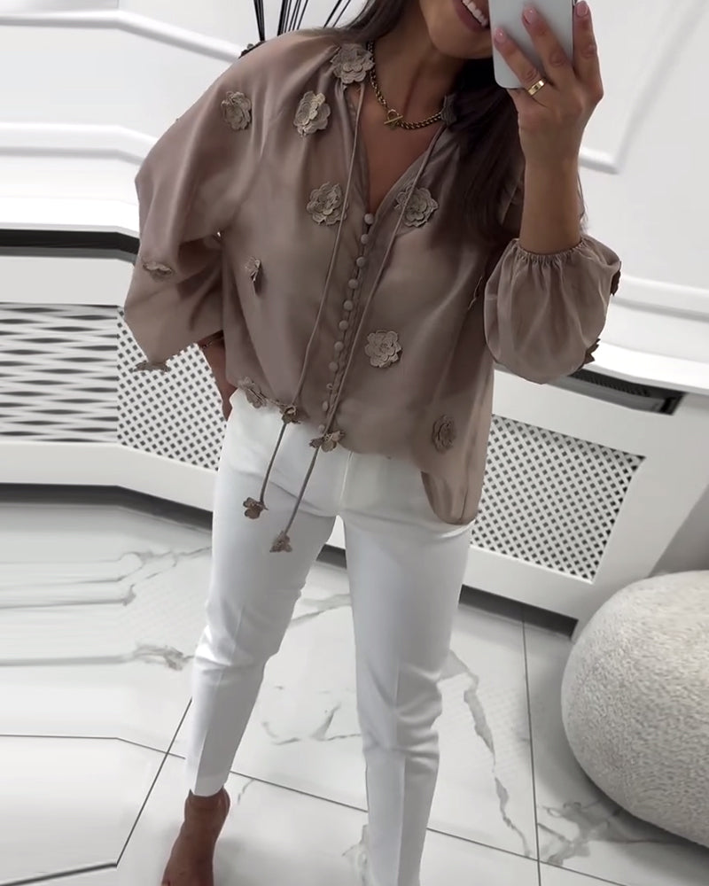 Bluzka z kwiatowym wzorem 3D w jednolitym kolorze z zapięciem koronkowym