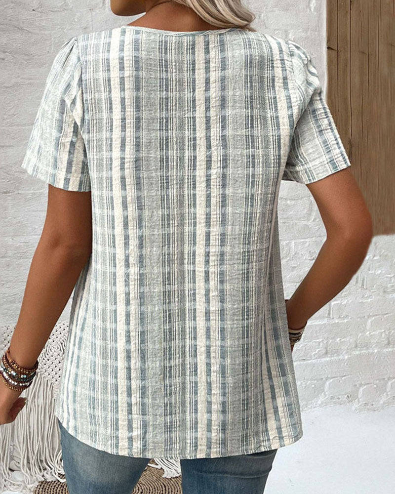 Luźna koszulka w paski i kratkę z dekoltem w serek